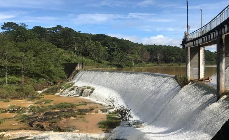 DN đằng sau nhà máy thủy điện đầu tiên ở Việt Nam có đường hầm dẫn nước xuyên núi đào bằng tay: Doanh thu hàng nghìn tỷ - Ảnh 1.