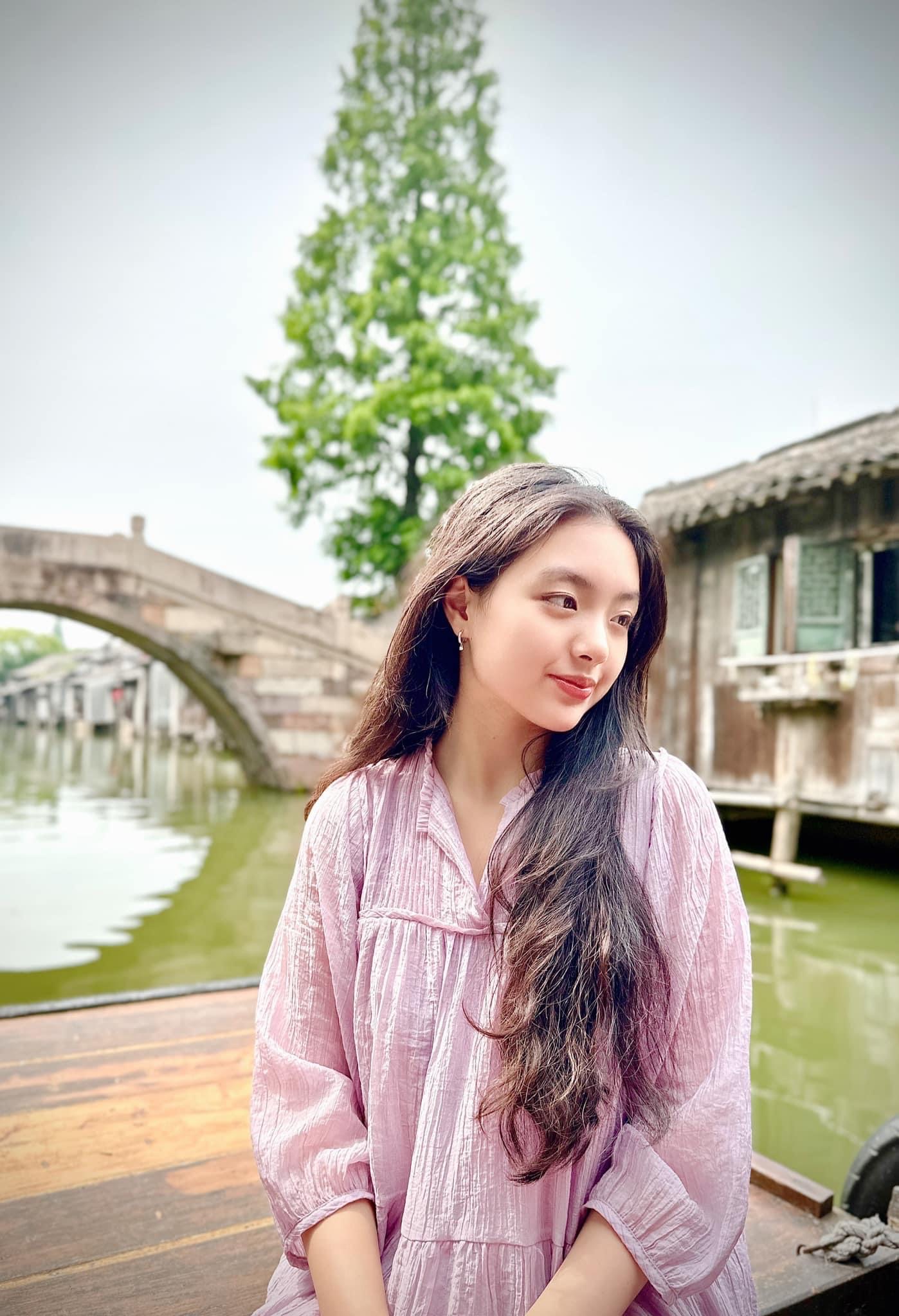 Con gái cựu mẫu Thuý Hạnh khoe nhan sắc mỹ nhân nhí ở tuổi 15  - Ảnh 1.