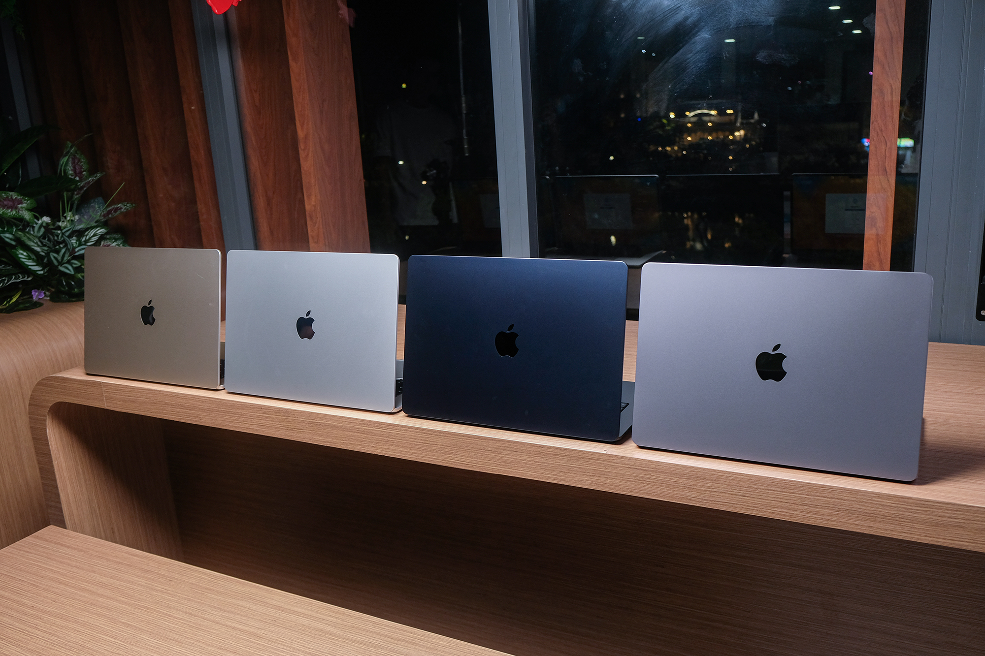MacBook Air 15 inch về Việt Nam: Giá từ 32,99 triệu đồng, là "món hời" cho người dùng Mac? - Ảnh 1.