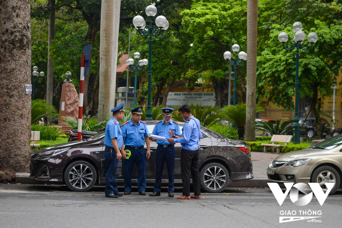 Hàng loạt bãi xe ở Hà Nội bị xử lý - Ảnh 9.