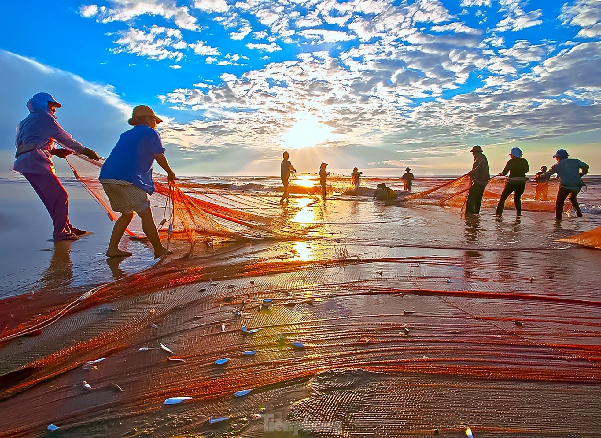 Ngắm bình minh đẹp nao lòng ở bãi biển Cửa Lò - Ảnh 6.