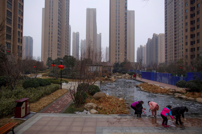 Giá nhà ở nhiều thành phố Trung Quốc ‘rẻ như bắp cải’ - Ảnh 1.