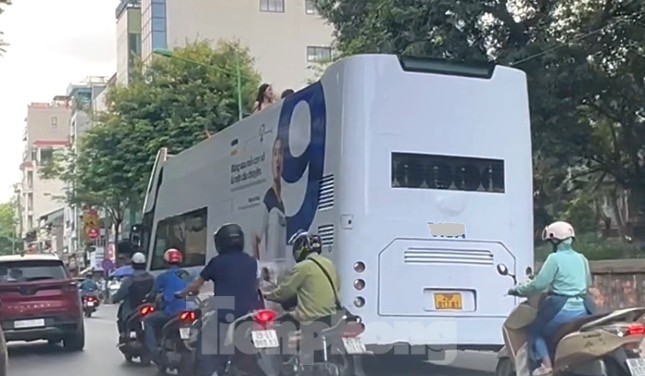 Nhiều xe khách 2 tầng trùm kín biển quảng cáo vẫn vô tư 'diễu' phố Hà Nội - Ảnh 7.