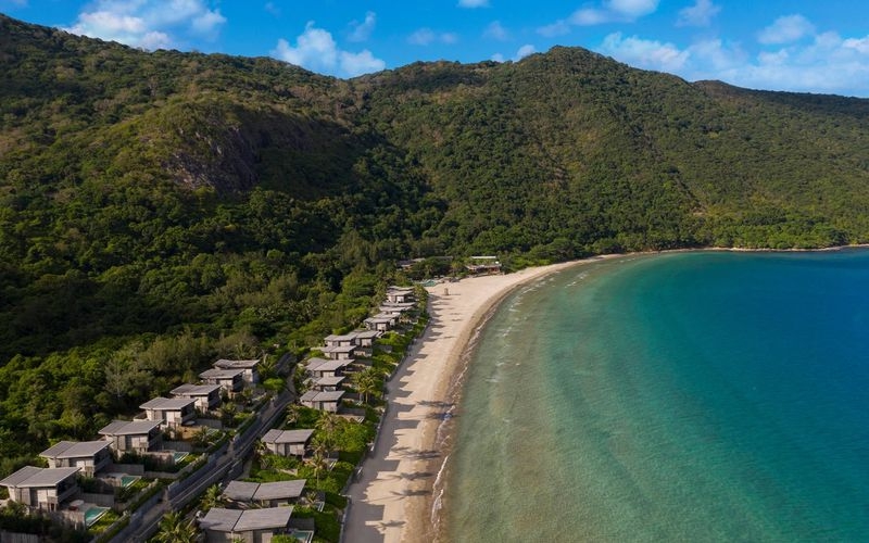 Giá phòng lên tới hơn 140 triệu đồng/đêm, được Angelina Jolie chọn từ 10 năm trước, khu nghỉ dưỡng 5 sao ở Côn Đảo có gì đặc biệt: Trải rộng trên 200.000 m2, bãi biển dài gần 2km, &quot;đắt xắt ra miếng” - Ảnh 1.