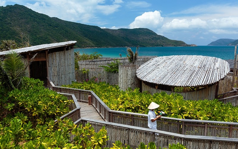 Giá phòng lên tới hơn 140 triệu đồng/đêm, được Angelina Jolie chọn cách đây 10 năm, resort 5 sao ở Côn Đảo có gì đặc biệt: Rộng hơn 200.000 m2, bãi biển dài gần 2km, 