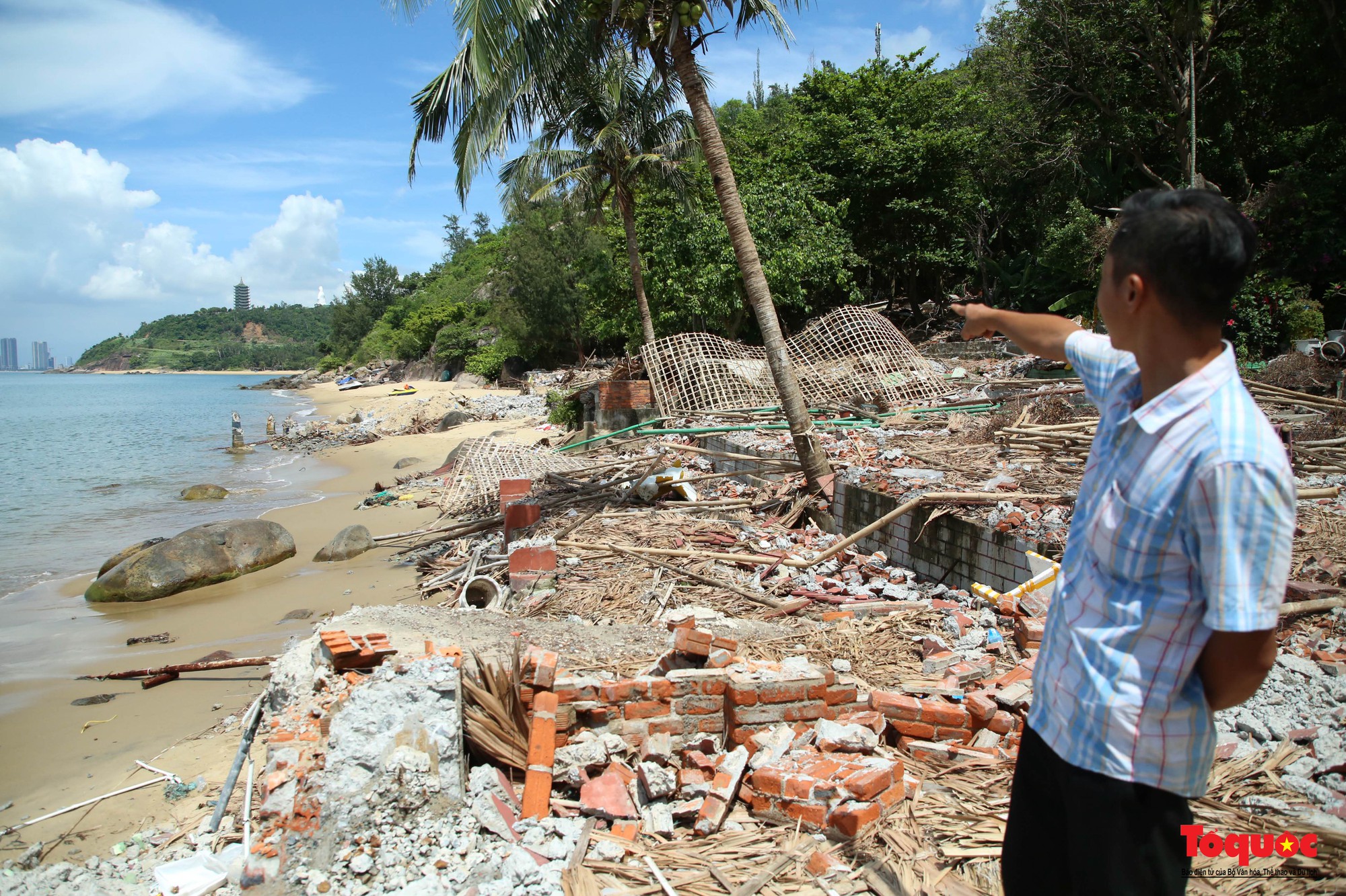 Hình ảnh nhà hàng xây trái phép trên bán đảo Sơn Trà bị tháo dỡ - Ảnh 13.