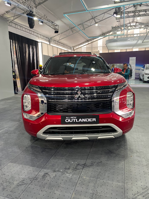 Mitsubishi Outlander 2023 mới về Việt Nam lộ nội thất với vài chi tiết cơ học, ngoại thất như bản cao cấp - Ảnh 4.