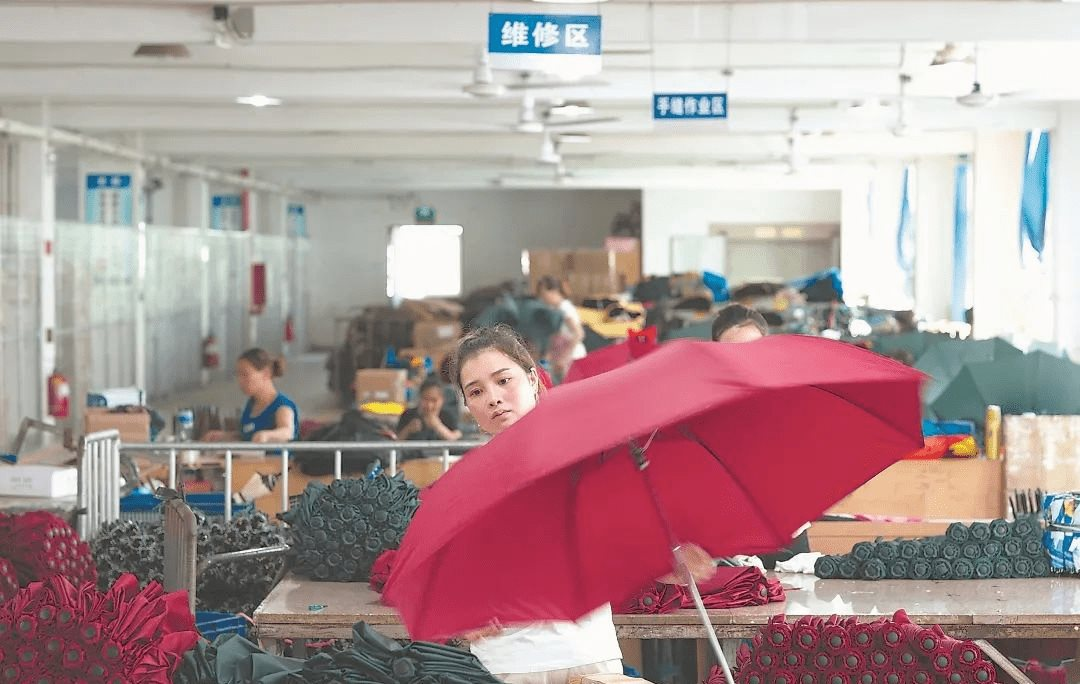 Không được vào hội chợ, doanh nhân Trung Quốc &quot;ôm hàng&quot; đợi ở cửa: Biến vật cầm tay thông dụng thành ngành công nghiệp tiền tỷ - Ảnh 1.
