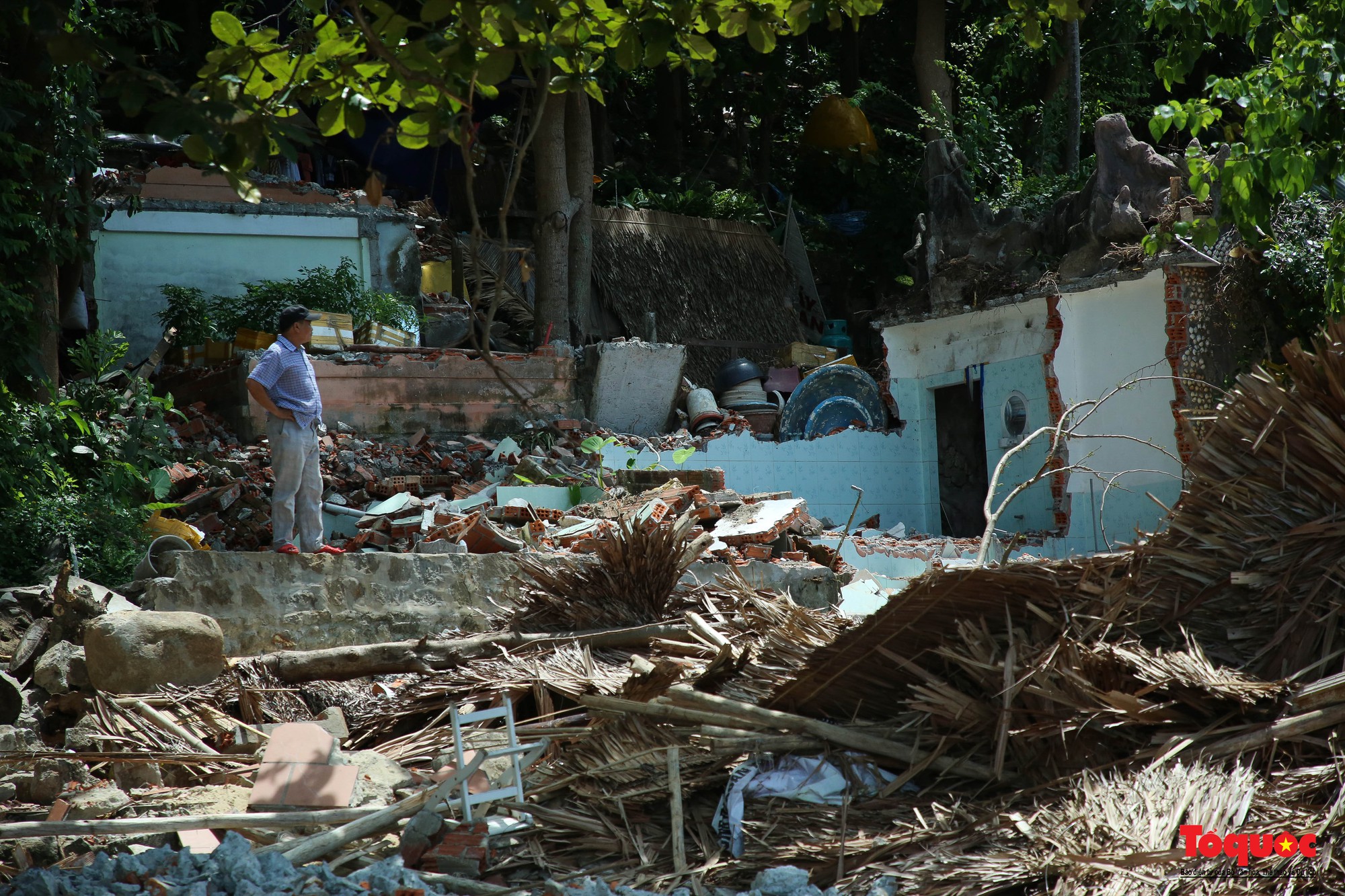 Hình ảnh nhà hàng xây trái phép trên bán đảo Sơn Trà bị tháo dỡ - Ảnh 5.