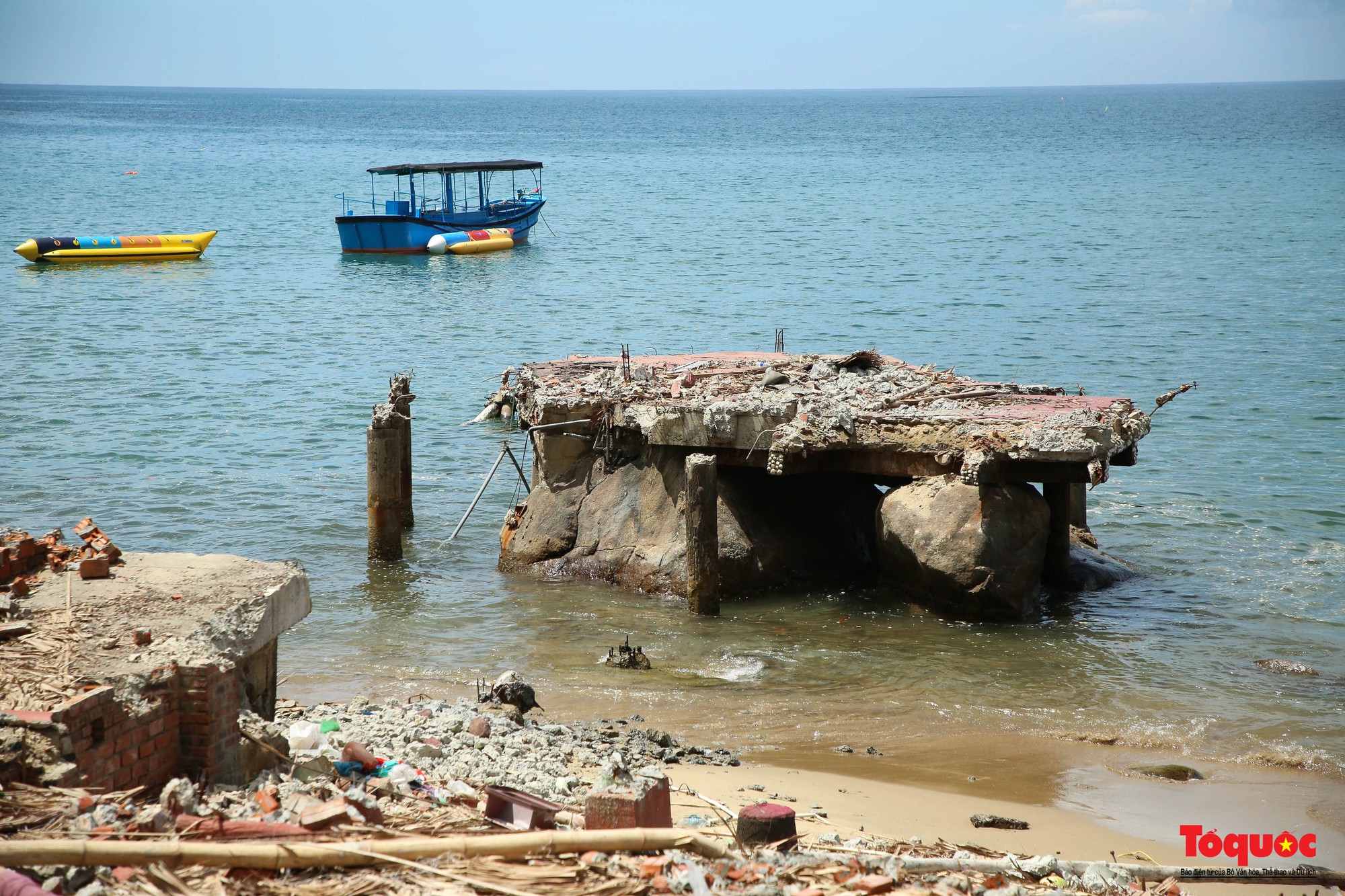 Hình ảnh nhà hàng xây trái phép trên bán đảo Sơn Trà bị tháo dỡ - Ảnh 6.
