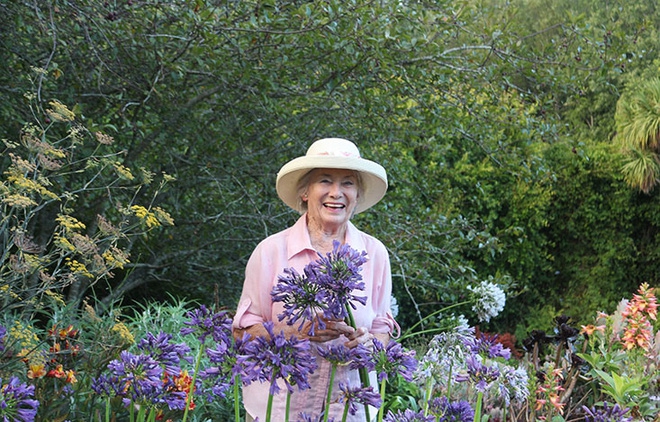 Khu vườn địa đàng của cụ bà 83 tuổi đã dành 33 năm để thỏa mãn tình yêu với cây và hoa - Ảnh 1.