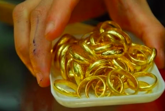 Lý do vàng nhẫn tròn trơn thấp hơn SJC 12 triệu đồng/lượng - Ảnh 1.