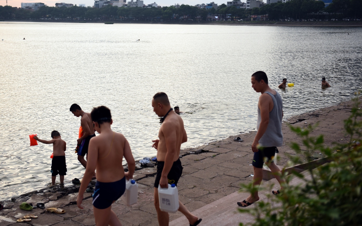 Người dân đua nhau tắm hồ Linh Đàm, bất chấp biển cấm - Ảnh 4.