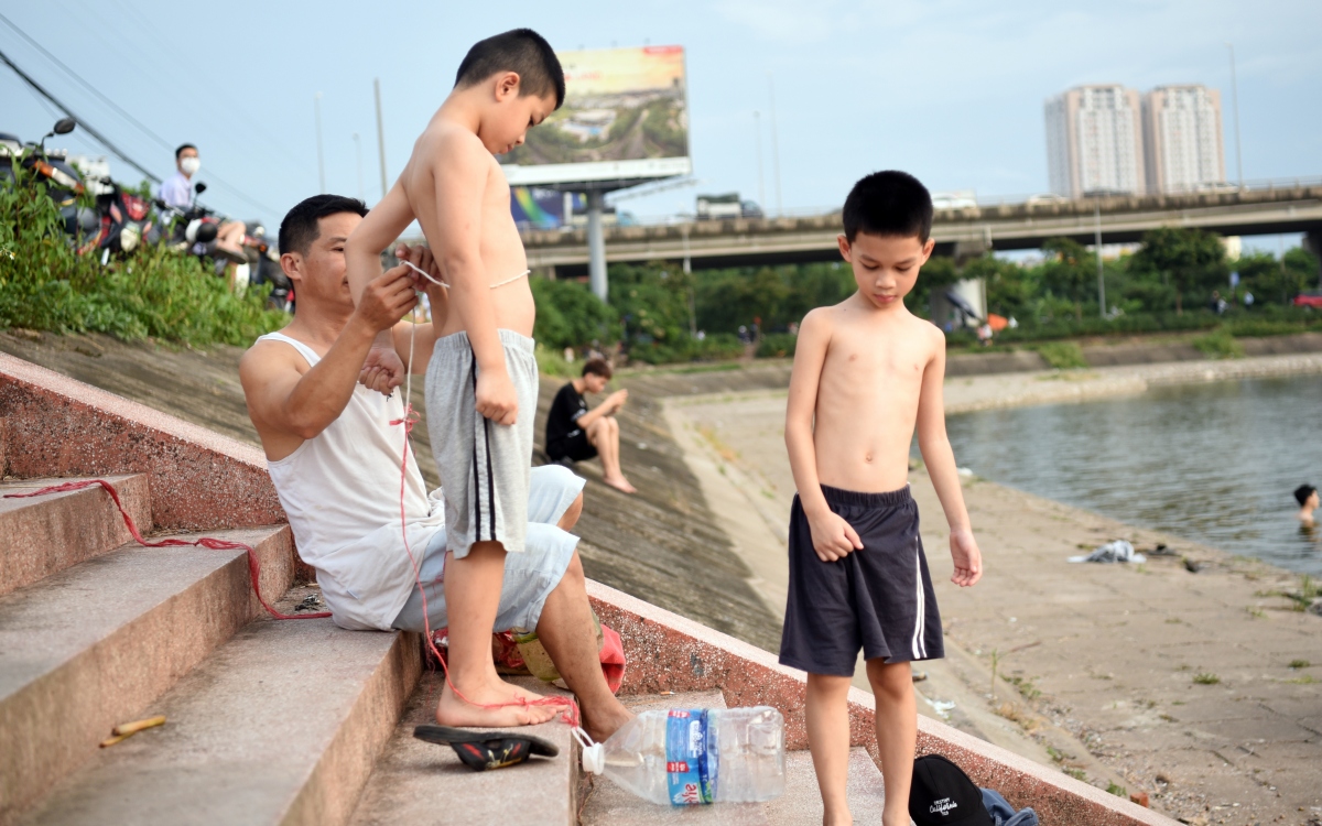 Người dân đua nhau tắm hồ Linh Đàm, bất chấp biển cấm - Ảnh 8.