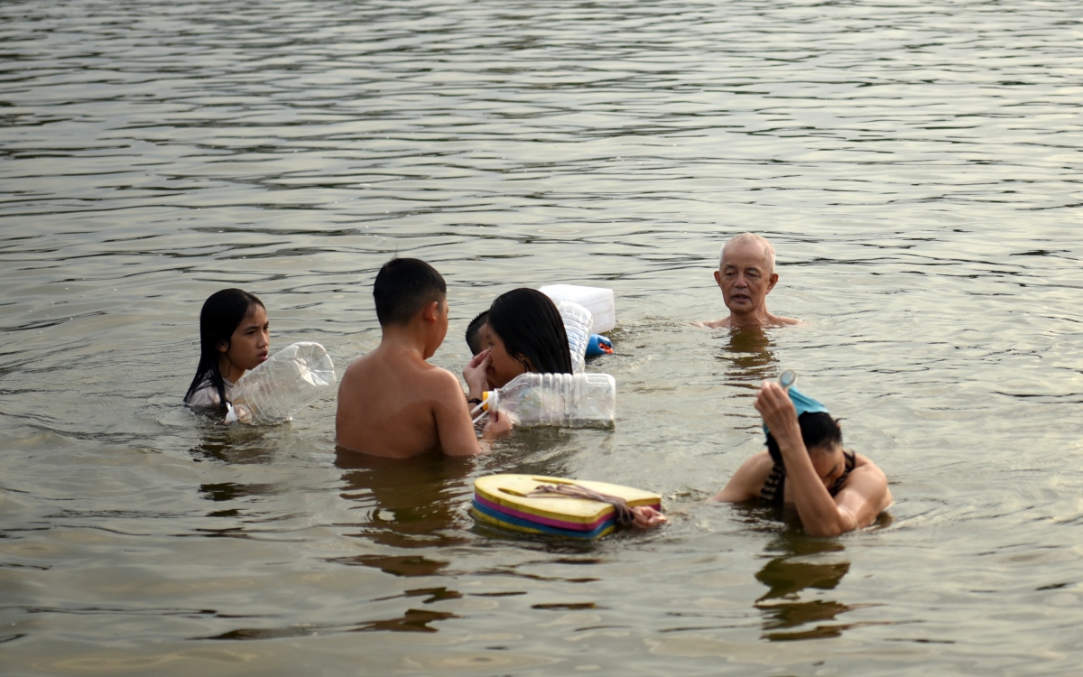 Người dân đua nhau tắm hồ Linh Đàm, bất chấp biển cấm - Ảnh 11.
