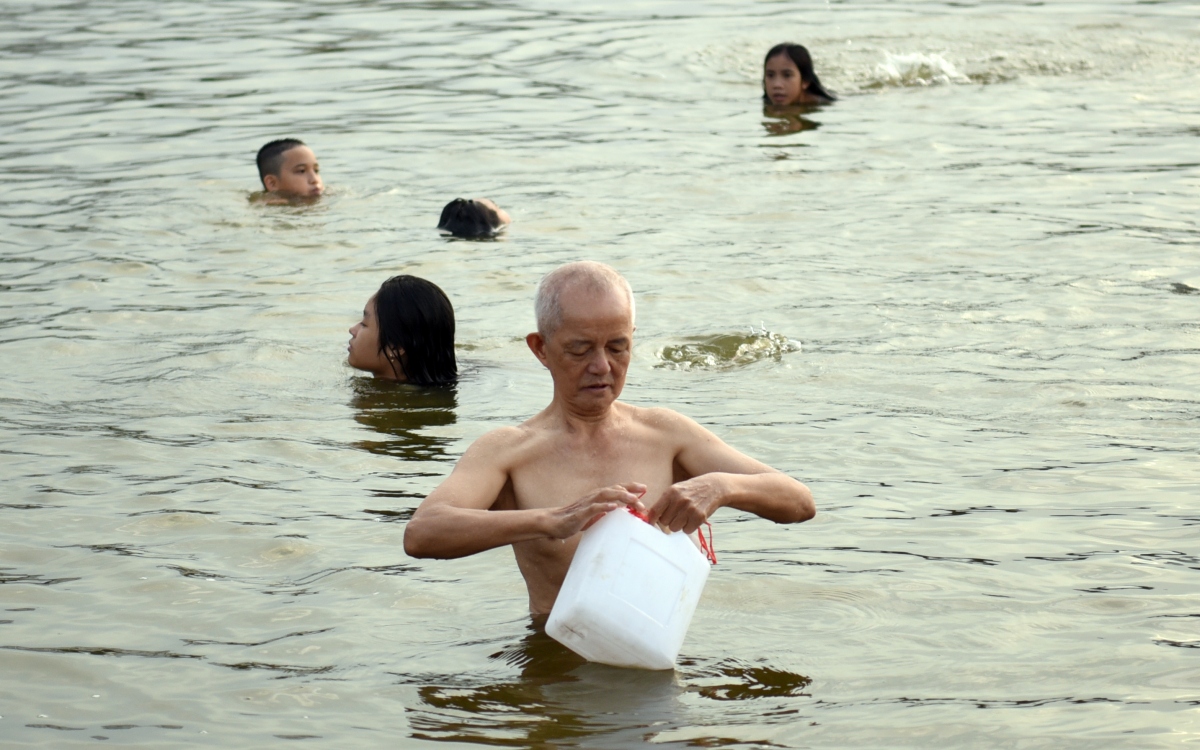 Người dân đua nhau tắm hồ Linh Đàm, bất chấp biển cấm - Ảnh 10.