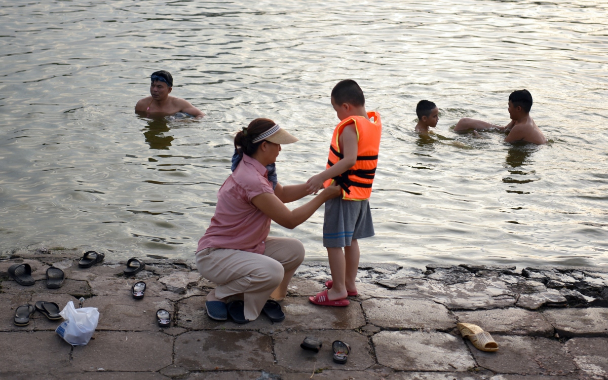 Người dân đua nhau tắm hồ Linh Đàm, bất chấp biển cấm - Ảnh 6.
