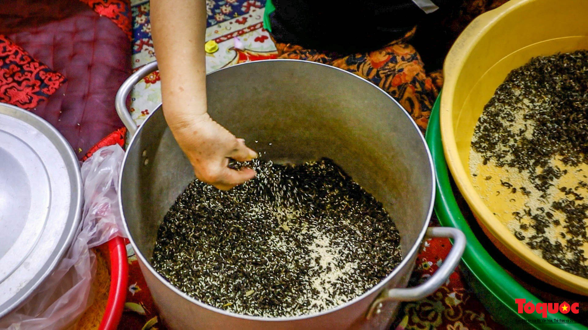 Du khách nước ngoài trải nghiệm ướp trà sen Bách Diệp thức uống tinh hoa của người Hà Nội - Ảnh 12.