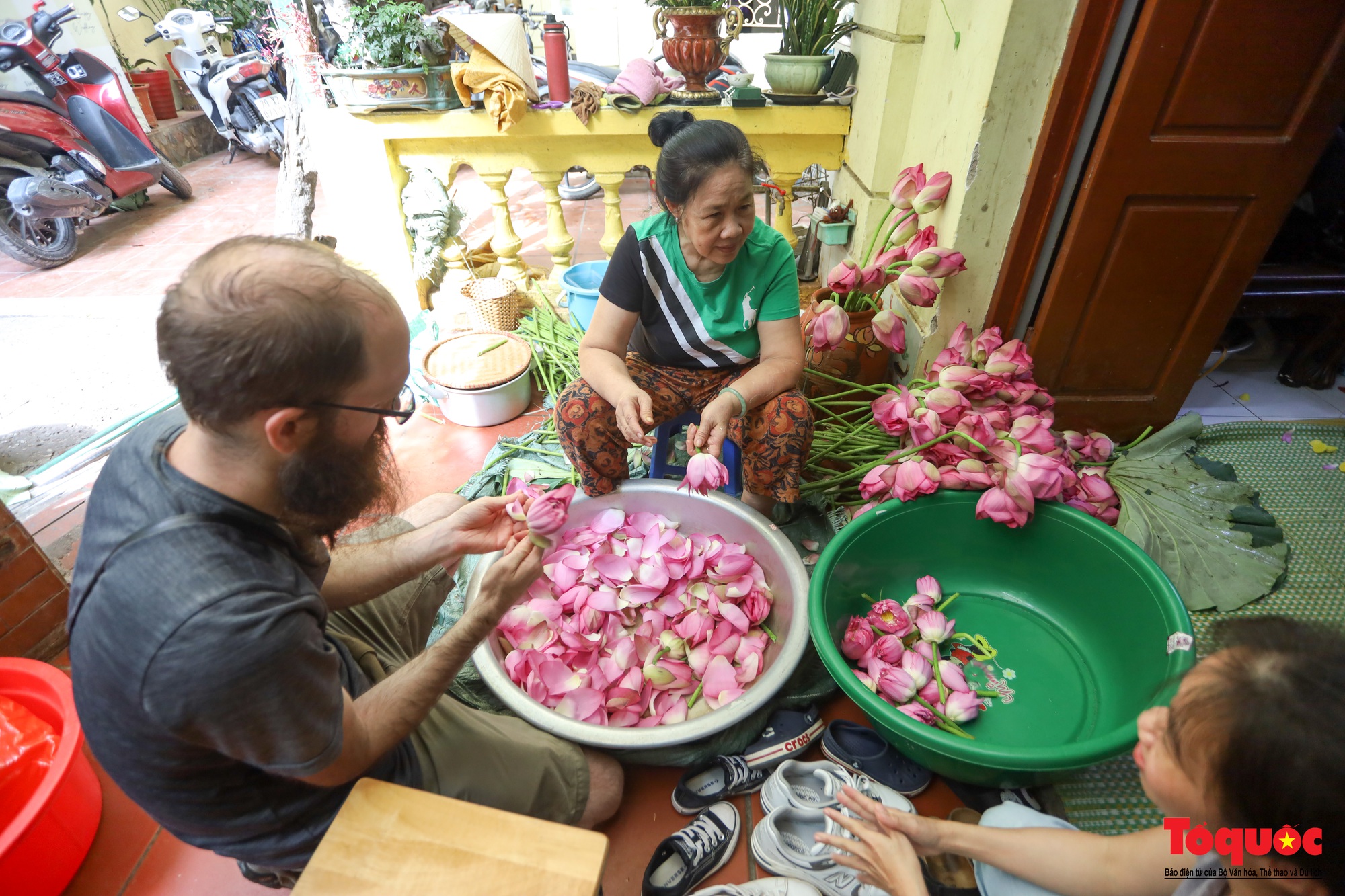 Du khách nước ngoài trải nghiệm ướp trà sen Bách Diệp thức uống tinh hoa của người Hà Nội - Ảnh 5.