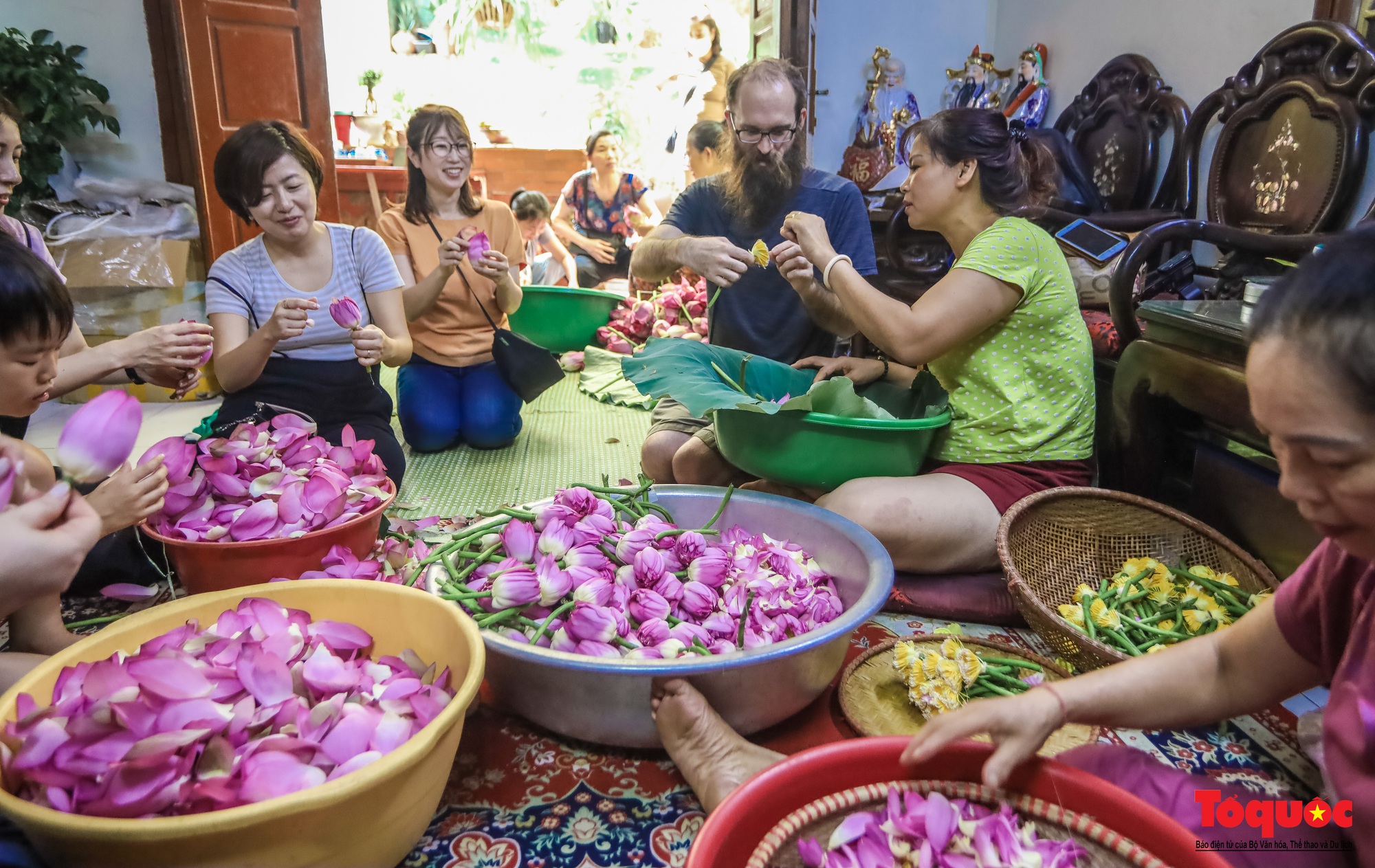 Du khách nước ngoài trải nghiệm ướp trà sen Bách Diệp thức uống tinh hoa của người Hà Nội - Ảnh 19.