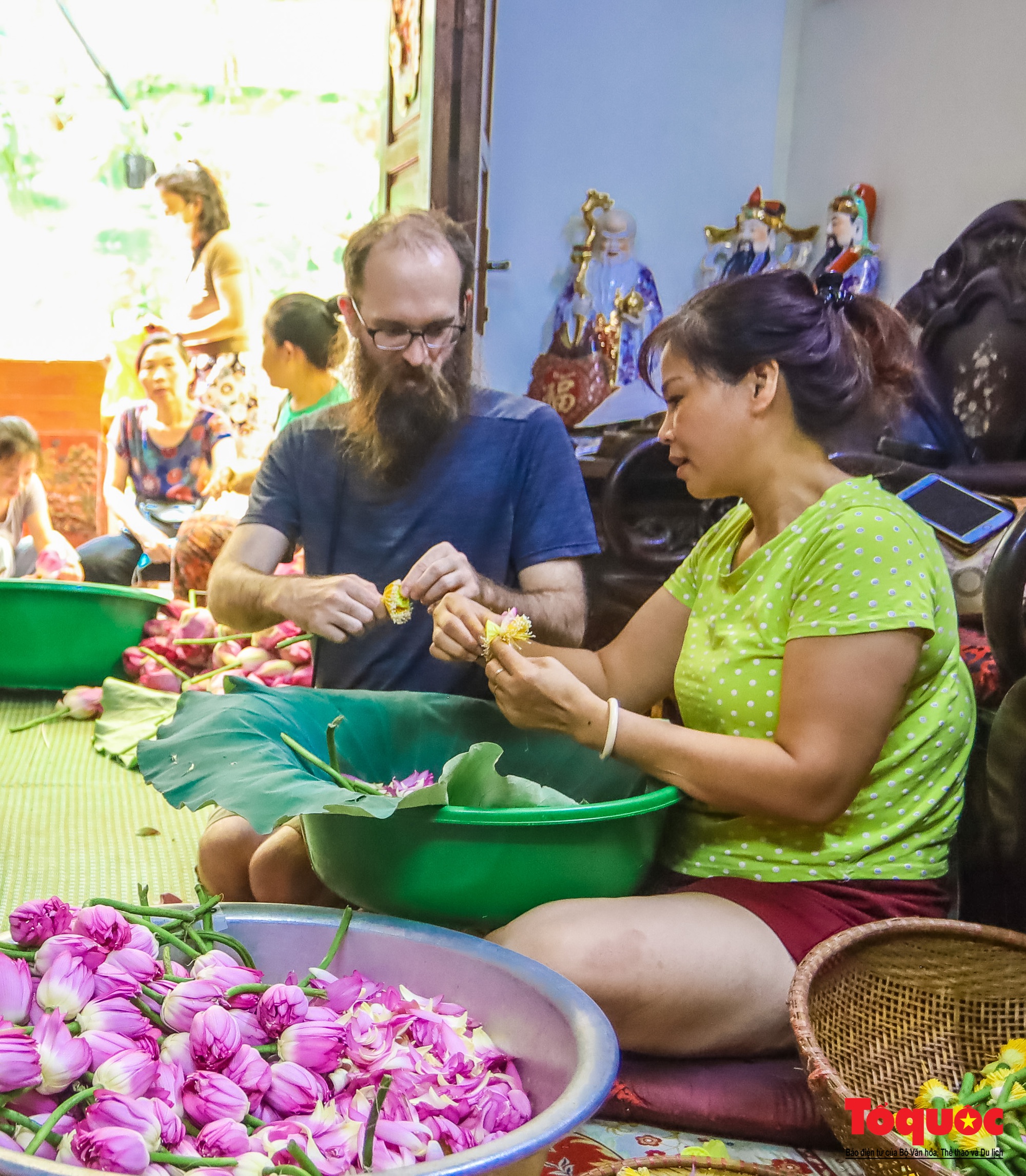Du khách nước ngoài trải nghiệm ướp trà sen Bách Diệp thức uống tinh hoa của người Hà Nội - Ảnh 14.