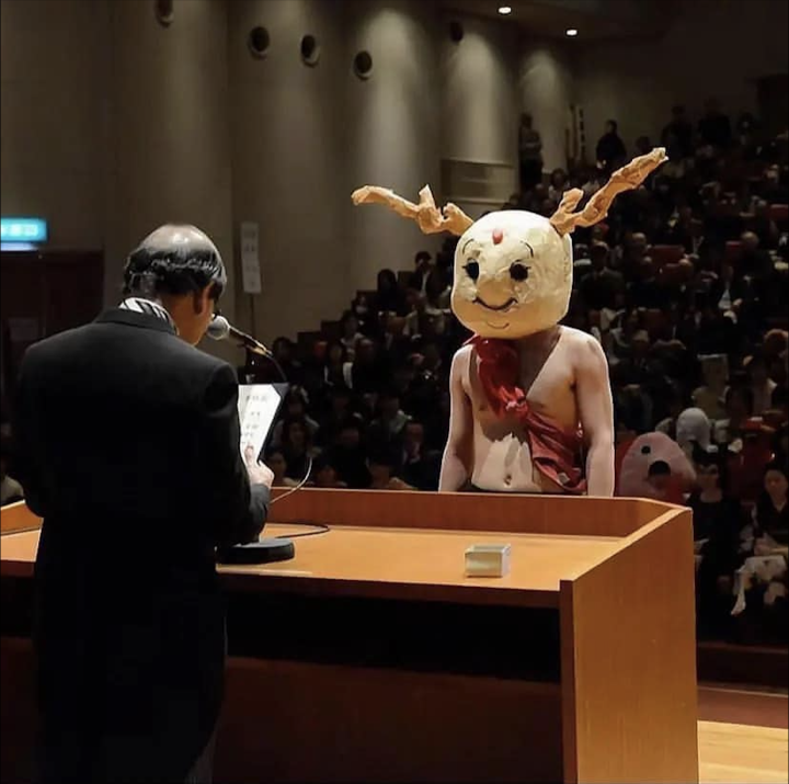 Lễ tốt nghiệp kỳ dị như ngày hội hoá trang của Đại học Kyoto - Ảnh 1.