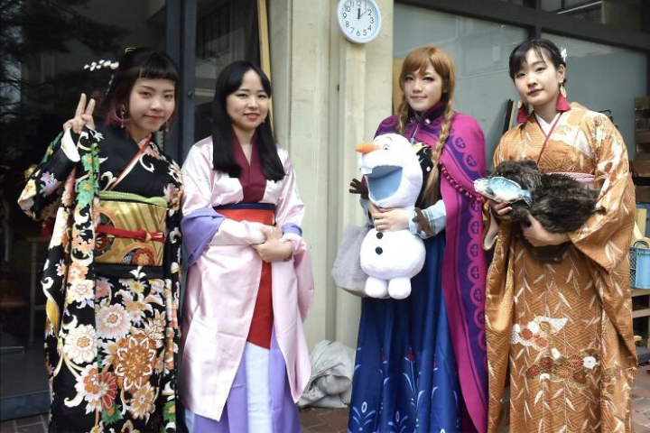 Lễ tốt nghiệp kỳ dị như ngày hội hoá trang của Đại học Kyoto - Ảnh 8.