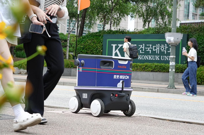 Hàn Quốc tiếp tục thử nghiệm dịch vụ giao hàng bằng robot - Ảnh 1.