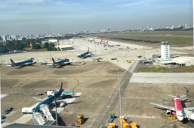 Chậm chuyến ở sân bay Tân Sơn Nhất gia tăng - Ảnh 1.