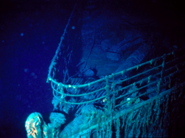 Tàu ngầm chở du khách mất tích khi lặn xuống nơi tàu Titanic chìm - Ảnh 2.