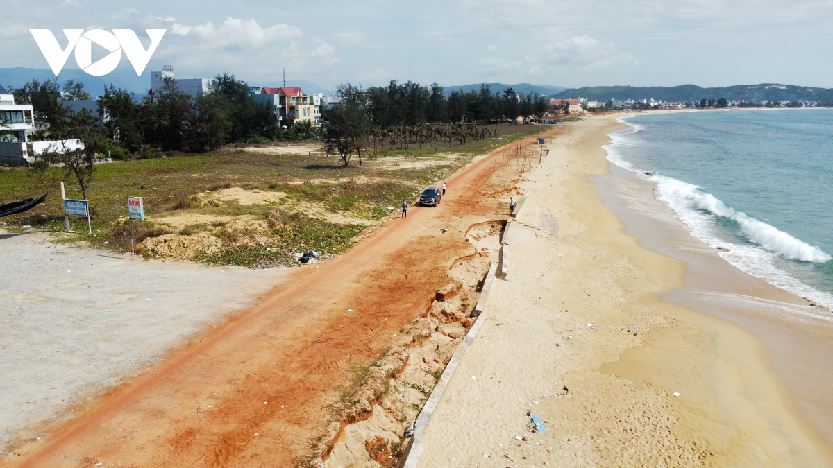 Sóng biển đánh nát kè biển ở Bình Định, người dân lo mất đất - Ảnh 1.
