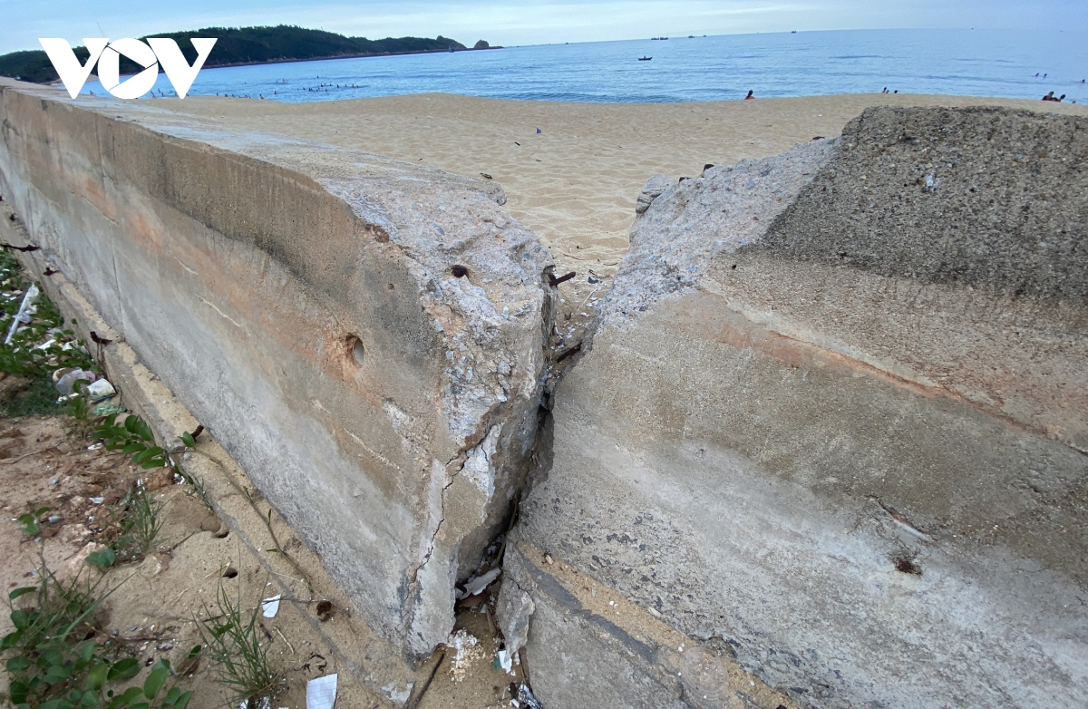 Sóng biển đánh nát kè biển ở Bình Định, người dân lo mất đất - Ảnh 2.