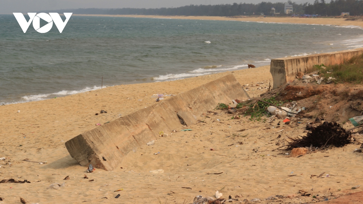 Sóng biển đánh nát kè biển ở Bình Định, người dân lo mất đất - Ảnh 5.