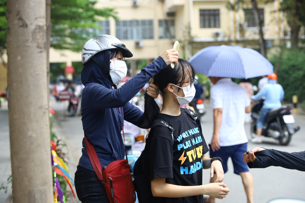 Nỗi lòng cha mẹ ngày con thi vào lớp 10: Nắng gần 40 độ trú trong bóng râm, rải áo mưa xuống nền đất nóng đợi tin con - Ảnh 3.