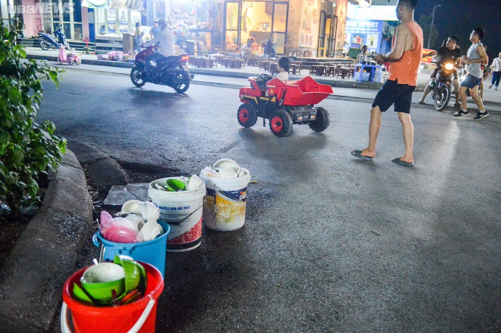 Chung cư ở Hà Nội mất nước, dân lỉnh kỉnh xô chậu đi mua nước trong đêm - Ảnh 8.
