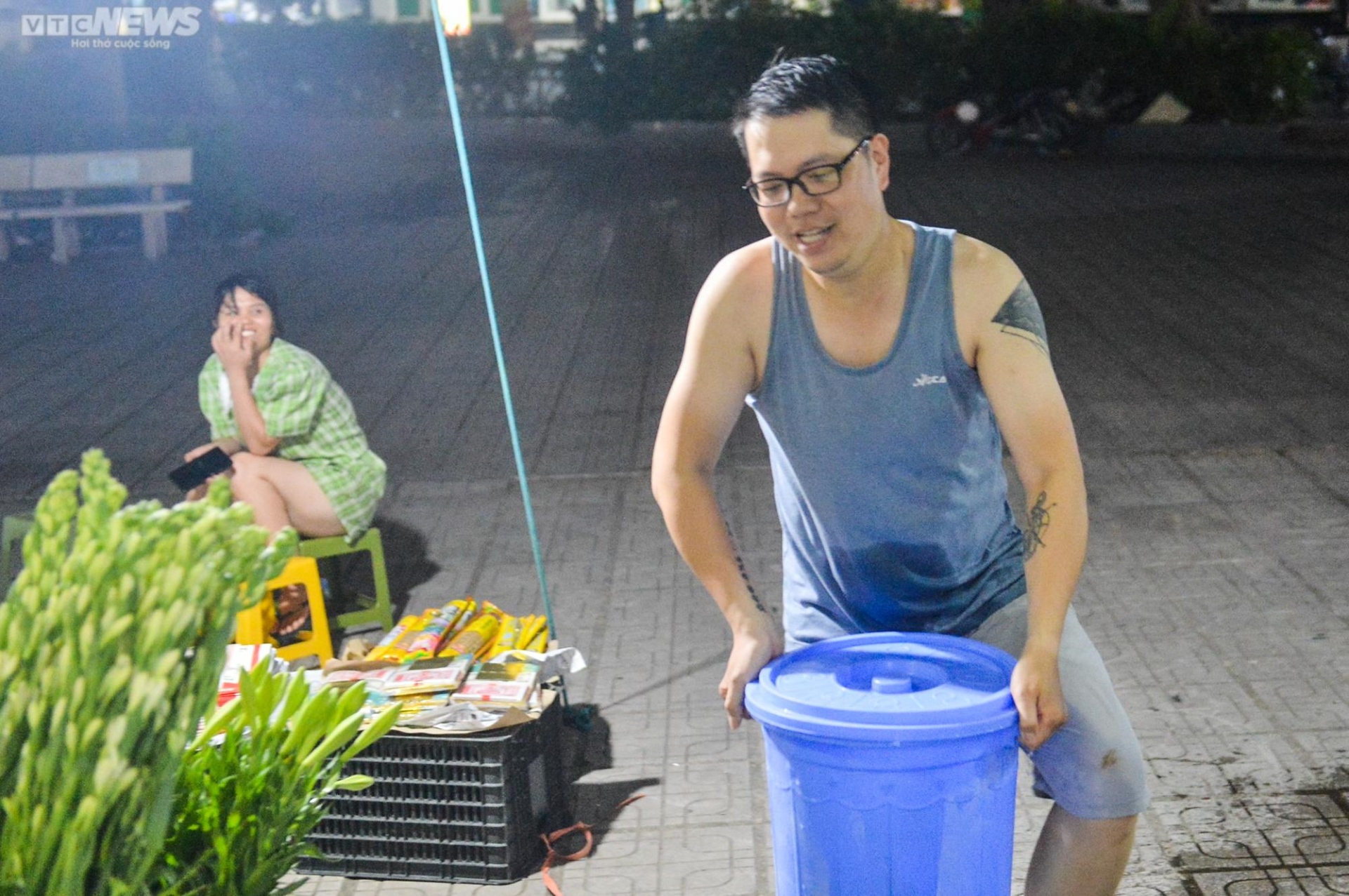 Chung cư ở Hà Nội mất nước, dân lỉnh kỉnh xô chậu đi mua nước trong đêm - Ảnh 11.