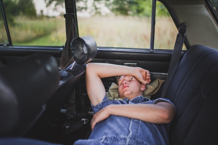 Có nên ngủ trong xe ô tô bật điều hòa? - Ảnh 1.