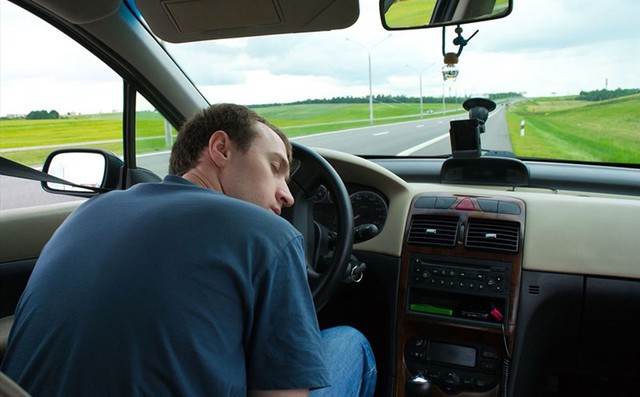 Từ vụ 3 bố con bị ngạt trong ô tô: Vì sao lái xe cả ngày không sao, nhưng ngủ trong ô tô chỉ 1 giờ cũng có thể tử vong? - Ảnh 1.