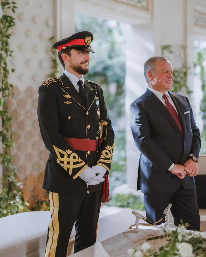 Cận cảnh đám cưới của Thái tử Jordan: Cặp đôi hoàng gia gây ấn tượng trong khung cảnh hôn lễ giản dị - Ảnh 4.