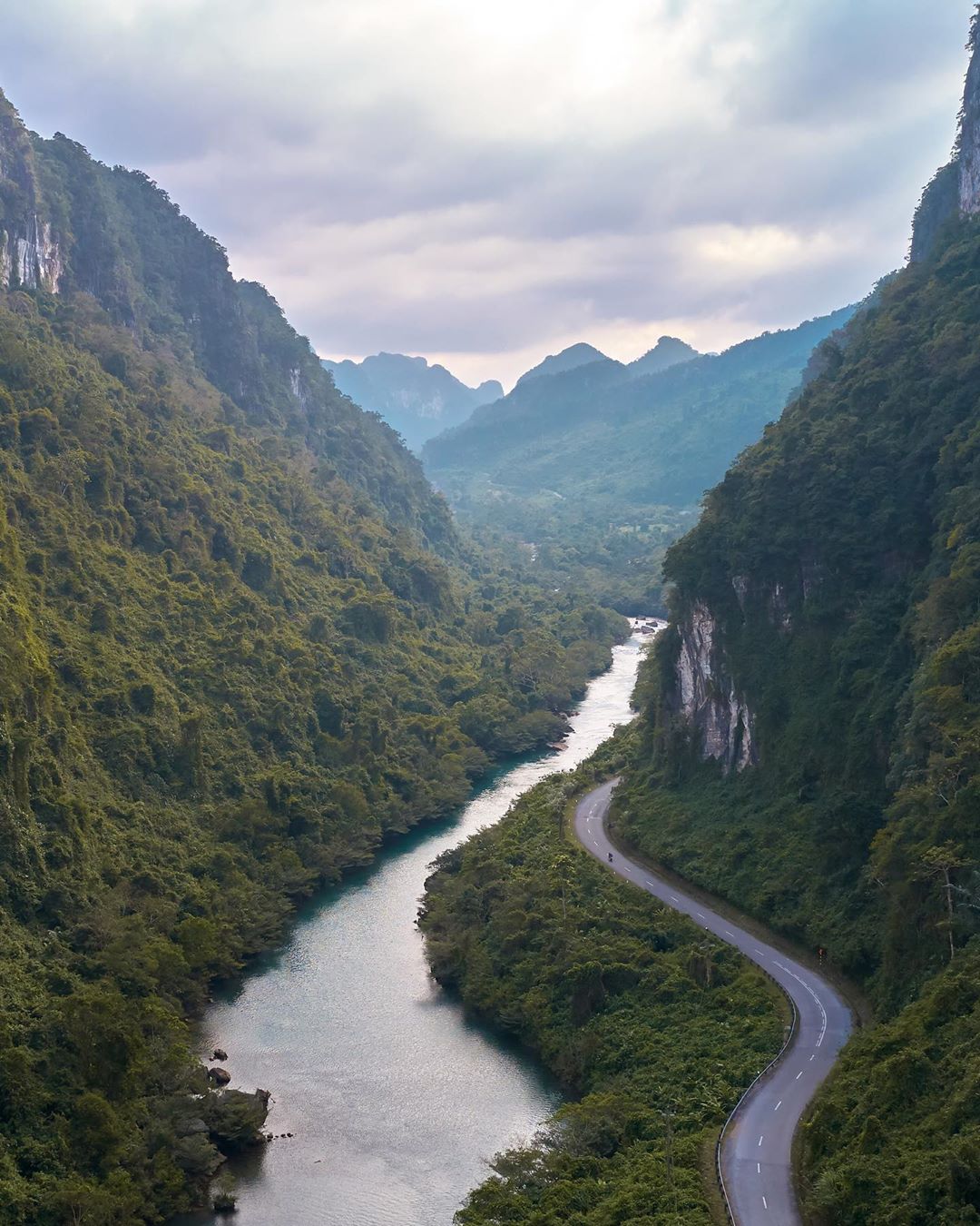 Có một “dòng suối ngọc bích” ở Quảng Bình, nước mát hơn bình thường, bắt nguồn từ tầng địa chất triệu năm tuổi - Ảnh 2.