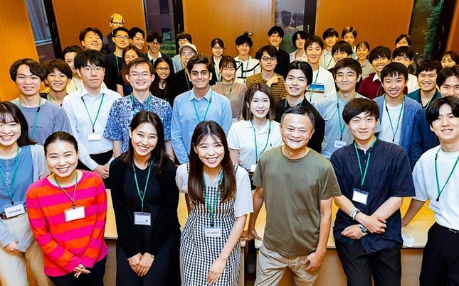 Hình ảnh tỷ phú Jack Ma lần đầu dạy học ở Nhật - Ảnh 1.