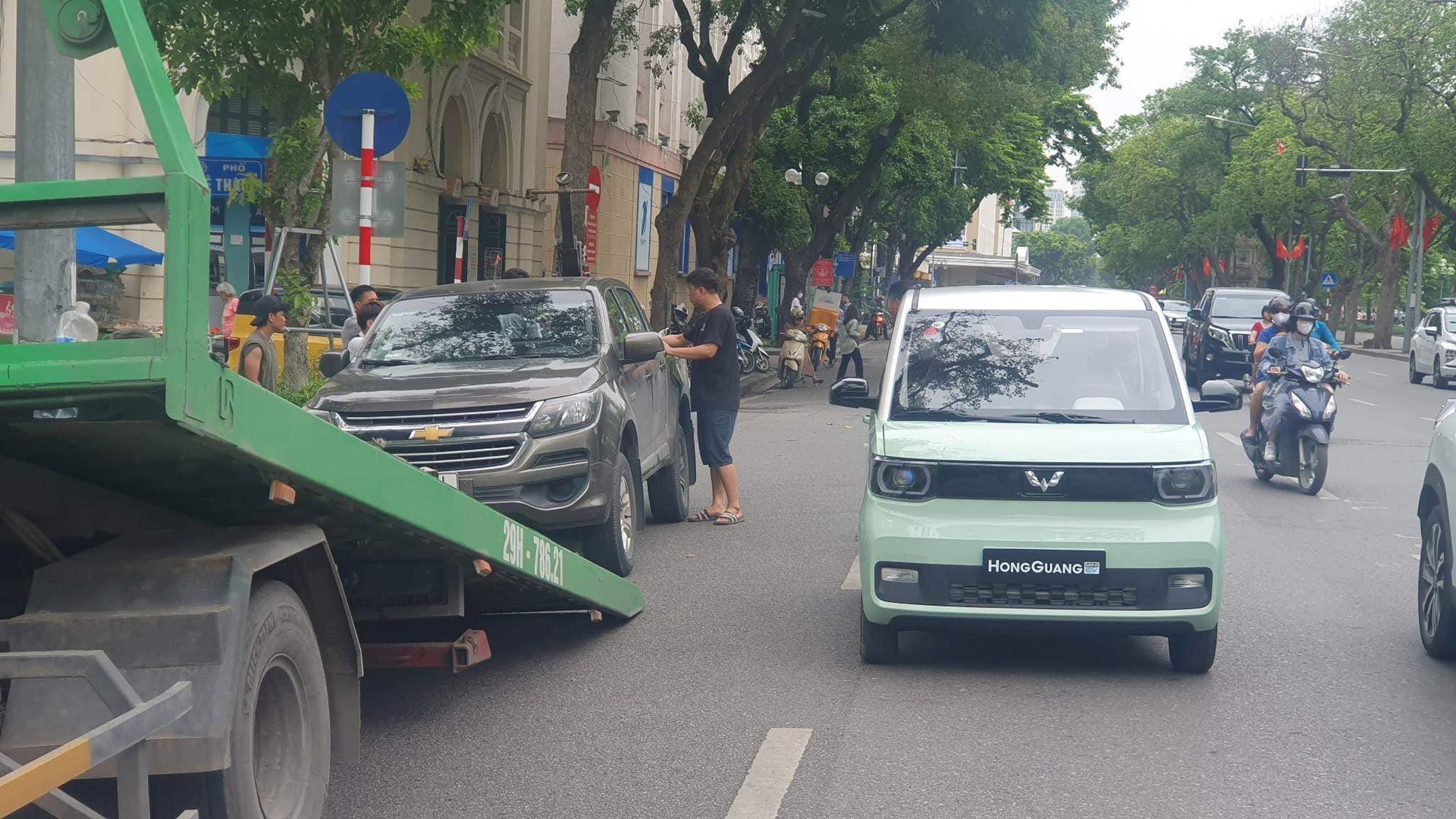 Xe điện Wuling Hongguang Mini EV tiếp tục lộ diện trên đường phố Hà Nội - Ảnh 2.