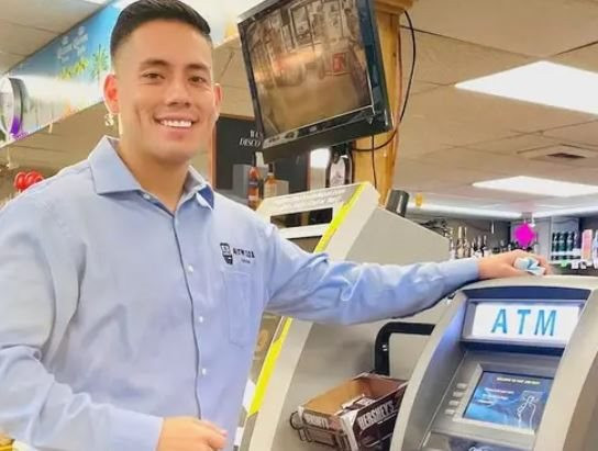 Chàng cảnh sát bỏ việc đi đầu tư máy ATM và cái kết: Thu nhập gần 300 triệu/tháng, chỉ cần ngồi không lãi cũng tự về - Ảnh 1.