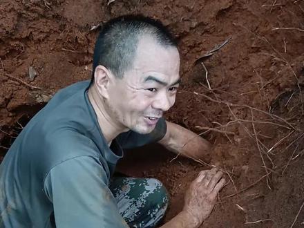 Lão nông đào được &quot;quả bóng&quot; đen sì, chuyên gia: &quot;Thứ này đổi được căn nhà trong thành phố&quot; - Ảnh 1.