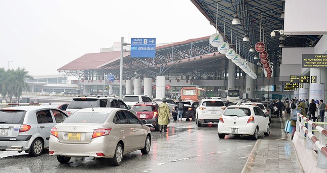 Bộ Giao thông: Phải thu phí tự động ô tô vào sân bay - Ảnh 1.