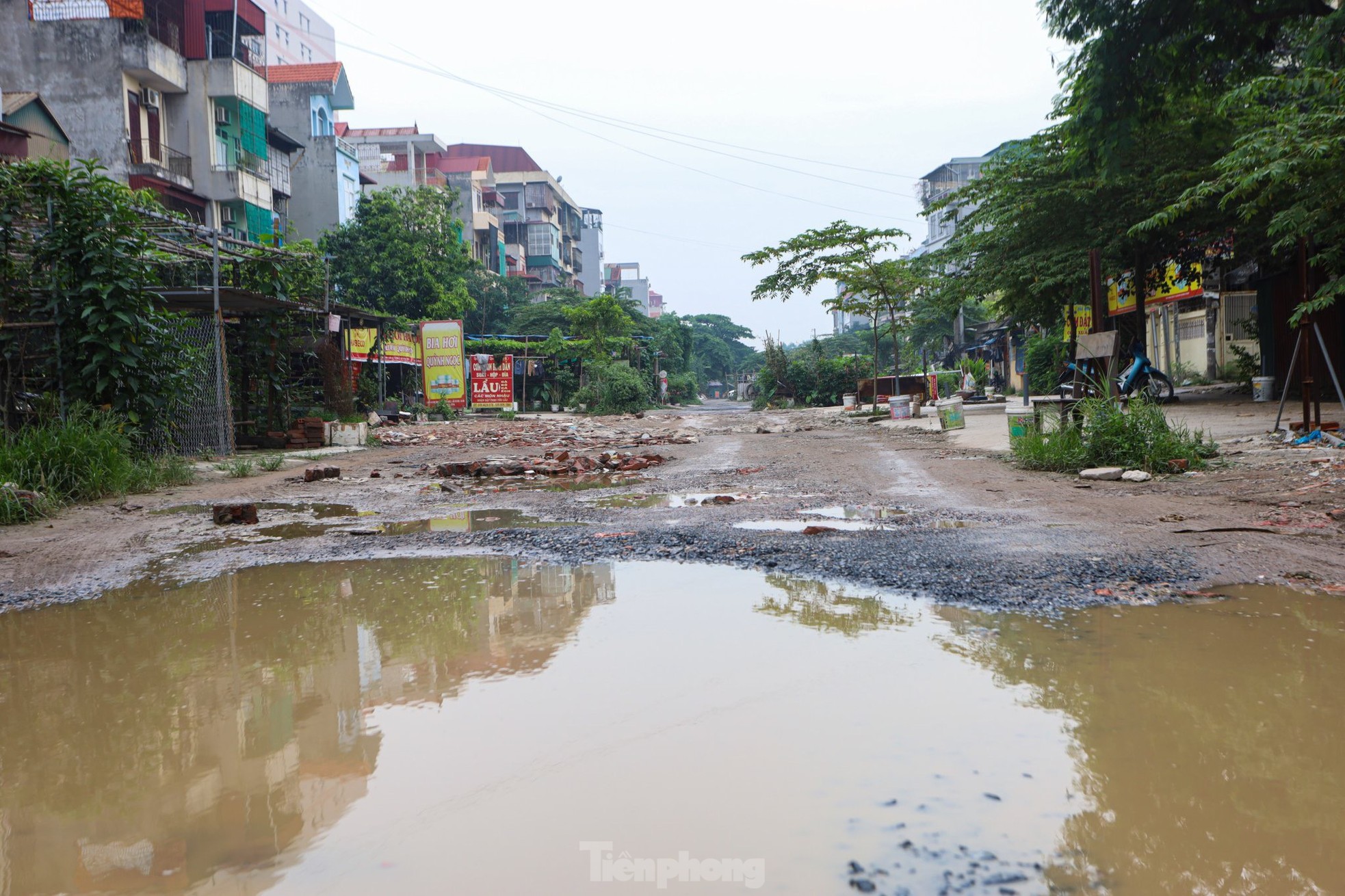 Cận cảnh con đường lầy lội 'cùng khổ', người dân phải 'làm xiếc' để vượt qua - Ảnh 2.