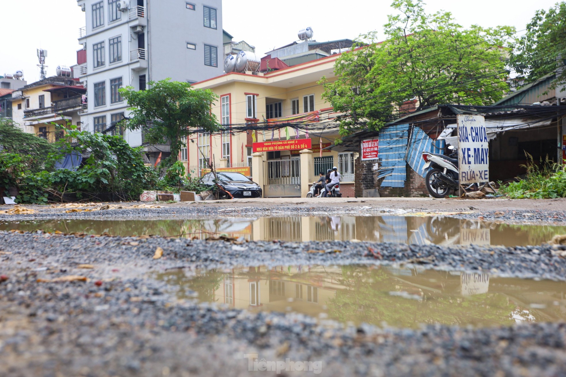 Cận cảnh con đường lầy lội 'cùng khổ', người dân phải 'làm xiếc' để vượt qua - Ảnh 12.