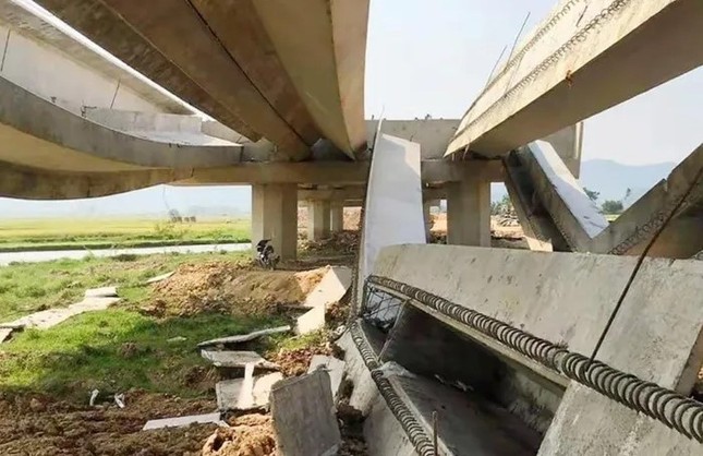 Sập nhiều dầm cầu trên cao tốc Diễn Châu - Bãi Vọt - Ảnh 1.
