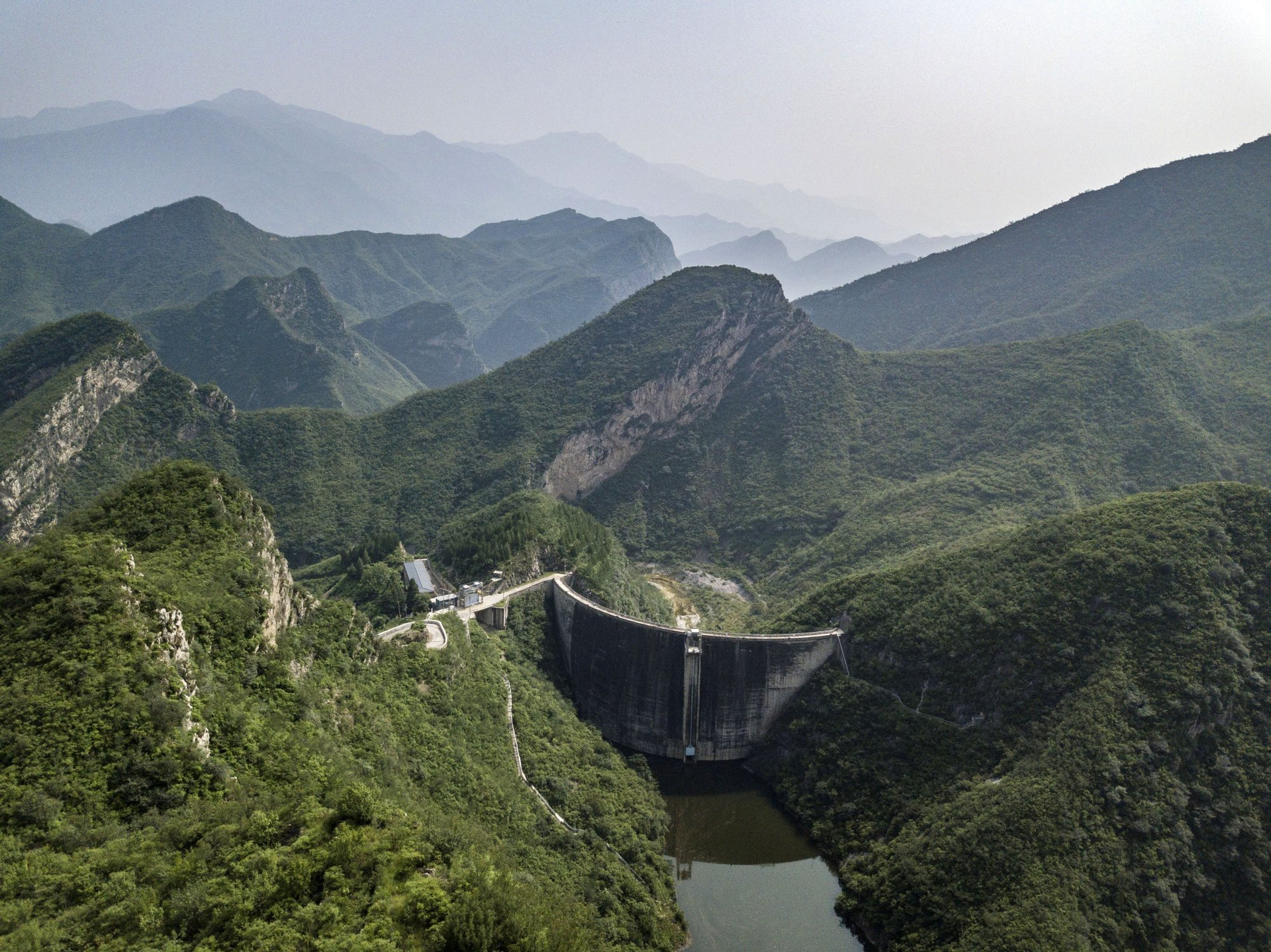 Trung Quốc “mệt nhoài” vì xây đập thuỷ điện: Sở hữu 98.000 con đập nhưng từng muốn phá bỏ gần nửa, nhiều nhà máy im lìm khi các dòng sông trơ đáy - Ảnh 2.