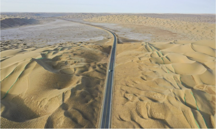 Biến cát thành đất trồng, Trung Quốc phủ xanh gần 500km đường băng qua sa mạc - Ảnh 2.